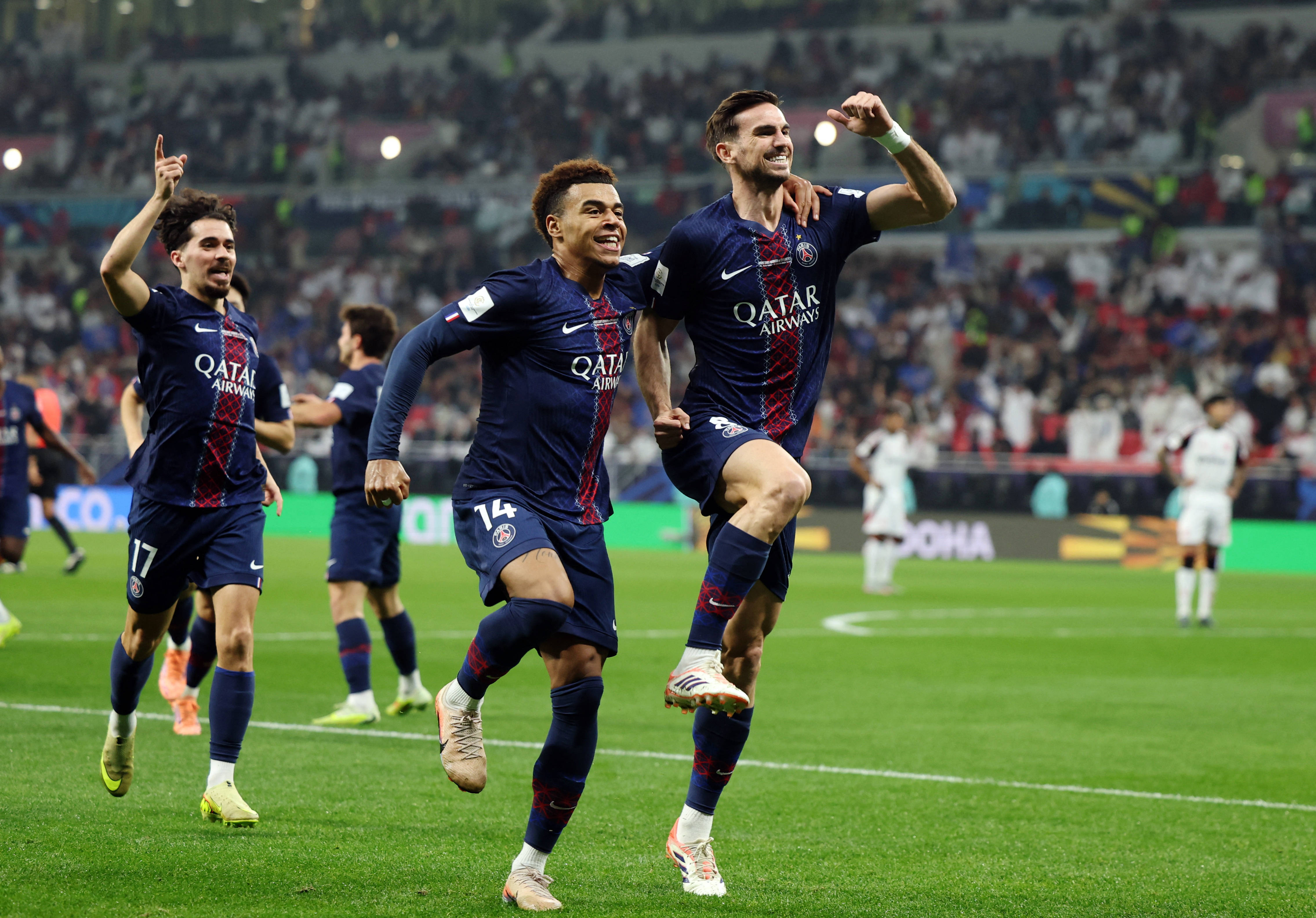 包含巴黎圣日耳曼惊险险胜，稳坐积分榜榜首的词条